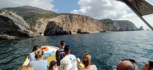 Fra Sesimbra: Båttur til stranden og grottene i Ribeira do Cavalo