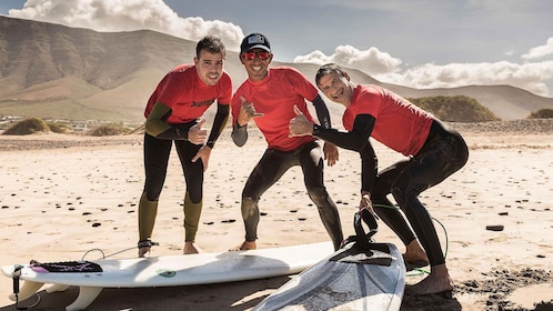Clase de surf en Famara con un auténtico profesional