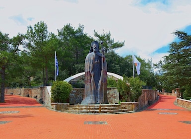 Paphos : Visite à Troodos, monastère de Kykkos, Omodos et cave