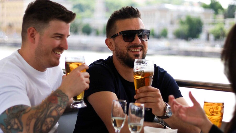 Budapest: Downtown Budapest Unlimited Booze Cruise