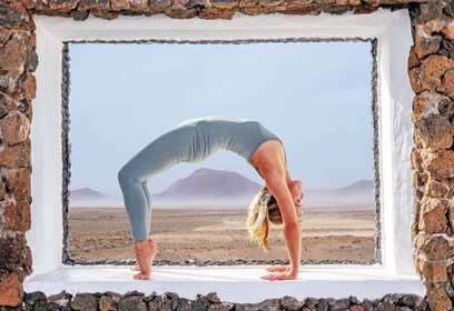 Lanzarote: sesión de yoga volcánica con vistas al mar