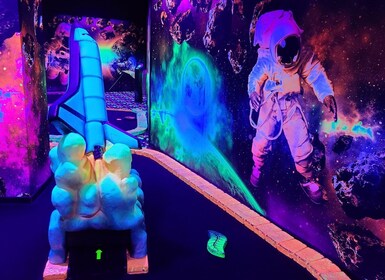 Impian Amerika: Tiket Masuk Blacklight Mini Golf