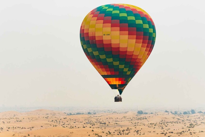 Dubai: Sunrise Air Balloon Ride with Camel Ride & Breakfast