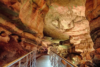 Excursión privada: Prometeo, cuevas de Sataplia, Gelati, Bagrati