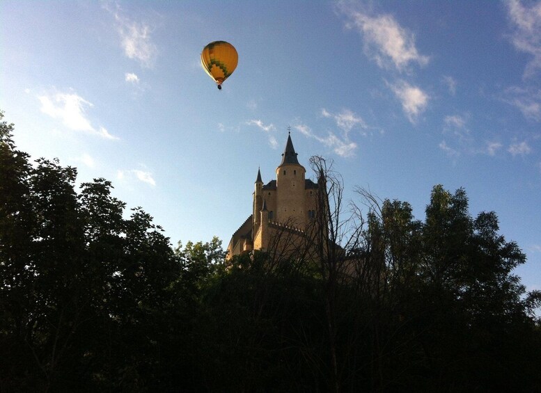 Picture 10 for Activity Segovia: Hot Air Balloon Flight with Picnic and Cava