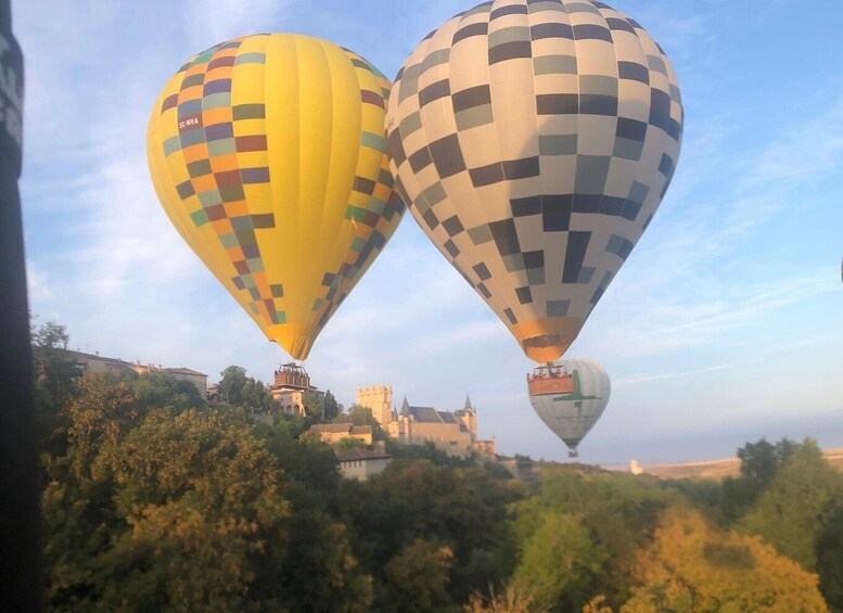 Picture 8 for Activity Segovia: Hot Air Balloon Flight with Picnic and Cava
