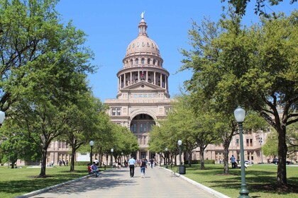 Austin: Romantic Walking Tour for Domestic Tourists