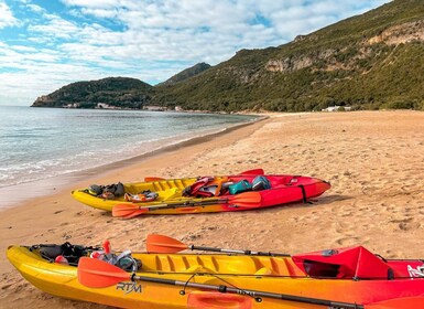 Lissabon: Arrábida Kajak und Coasteering Abenteuer Tour