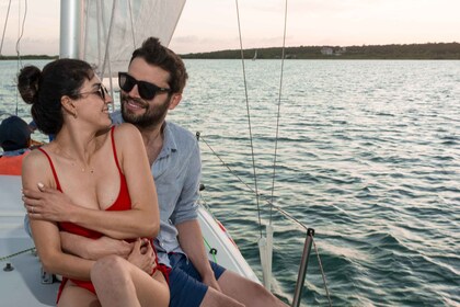 巴卡拉尔：带泻湖游泳的私人帆船之旅