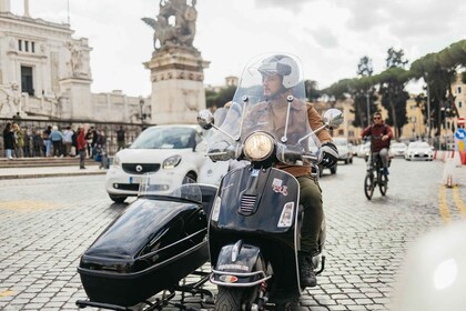 Roma: Tour in Vespa Sidecar con Caffè e Gelato