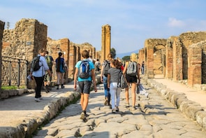 Pompeii Experience: Small group tour with tickets included