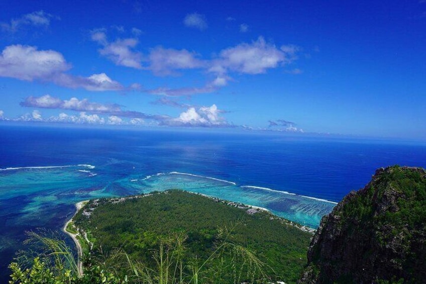 Full-Day Private Hiking le Morne Mountain & Seafood Lunch at Islet Fourneau