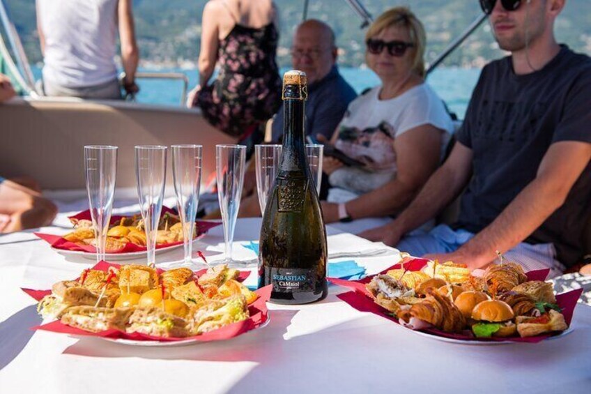 Motorboat Afternoon Guided Tour on Lake Garda with Wine and Snacks