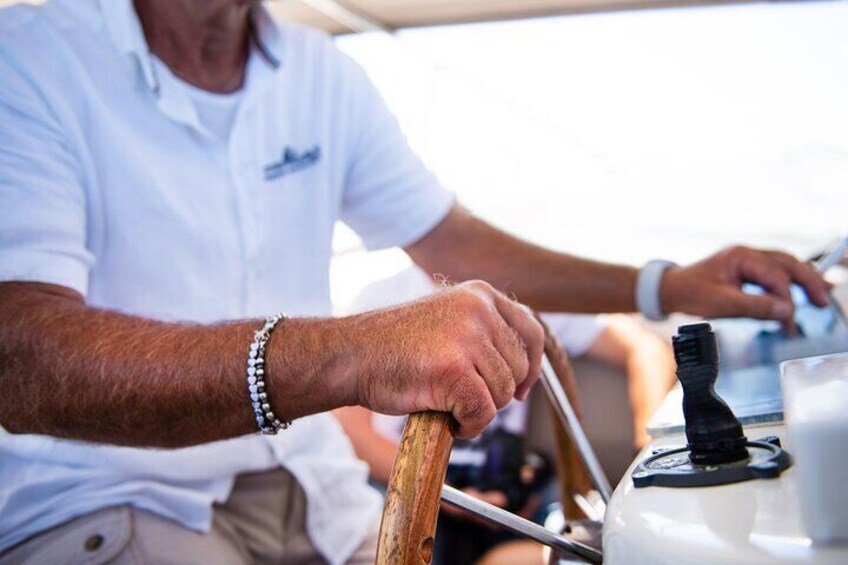 Motorboat Afternoon Guided Tour on Lake Garda with Wine and Snacks