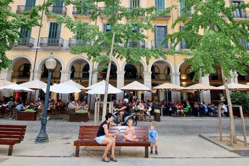 1-Hour Private Mini Photoshoot in Girona