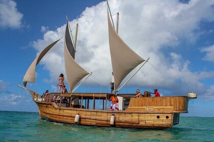 Full-Day Pirate Boat Cruise to Ile Aux Cerfs Lunch and Transfer