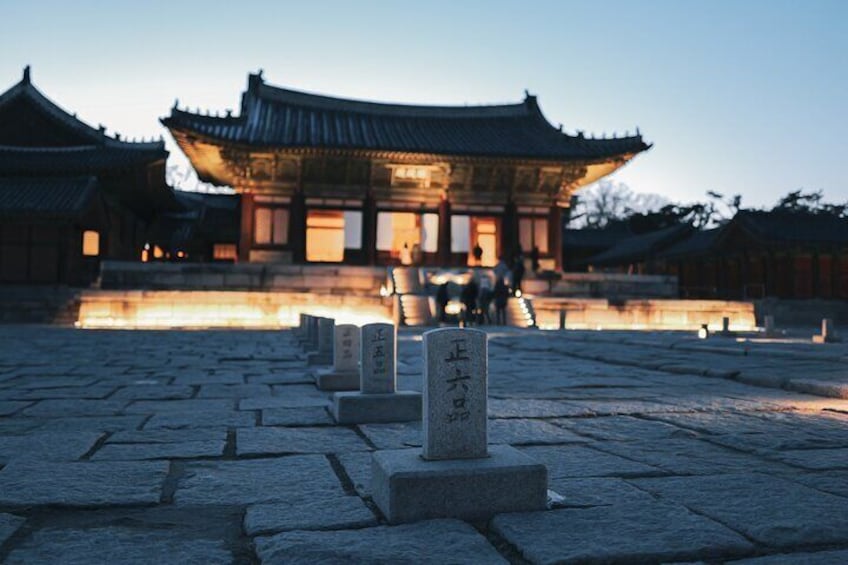 Seoul: Palace, Temple and Market Guided Foodie Tour at Night