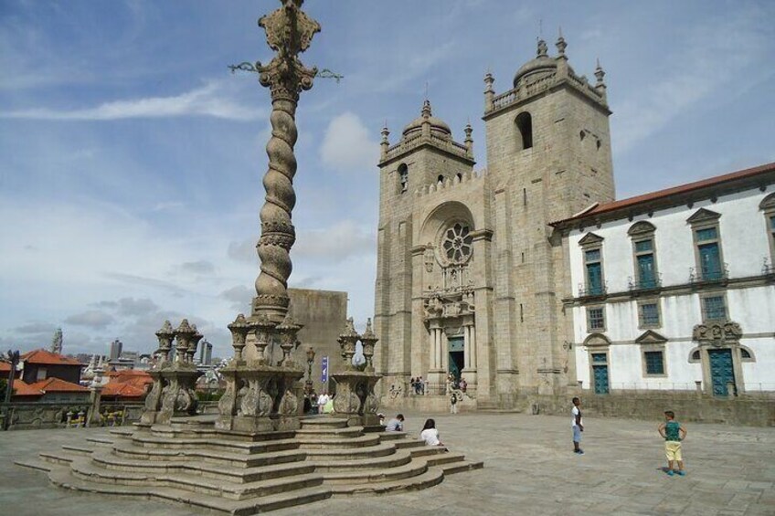 Porto: Historic e-Bike Tour with a guide