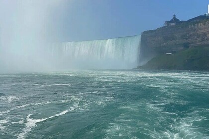 Niagara Falls Trolley Tour with Maid of the Mist and Cave of the Winds
