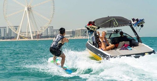 Dubai: Dubai Marina Wakesurfing or Wakeboarding Experience