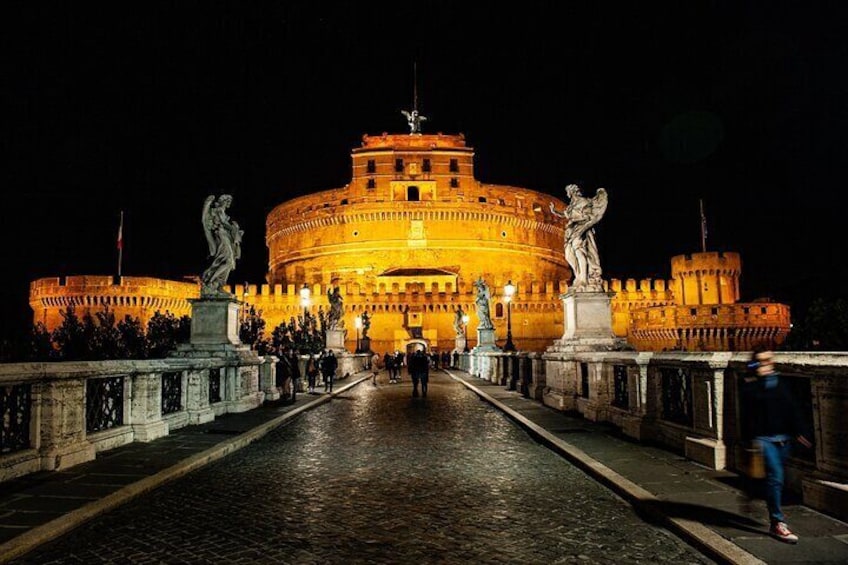 Your walking tour starts in front of Castel Sant'Angelo