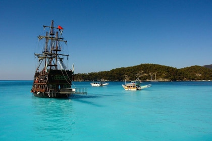 Ölüdeniz : Bateau pirate croisière avec arrêts baignade et déjeuner