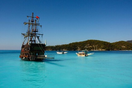 Ölüdeniz：海盜船遊輪，設有游泳站和午餐