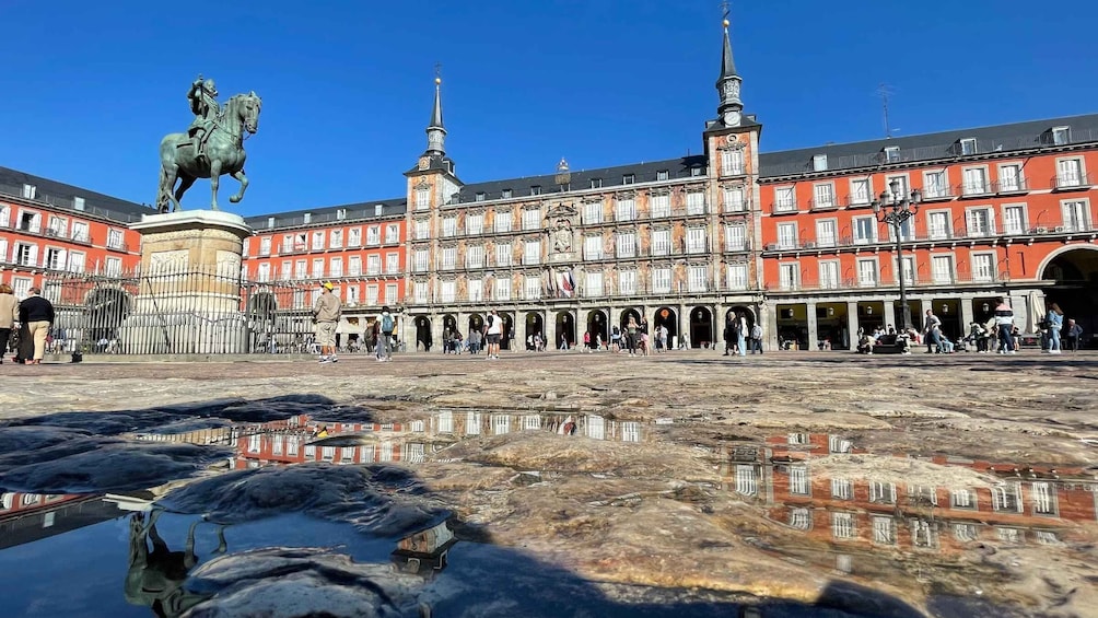 Madrid: Royal Palace Entry Ticket and Small Group Tour