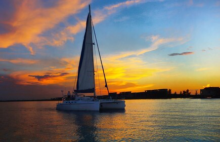 Cóctel y club de playa al atardecer en catamarán con transporte en la Rivie...