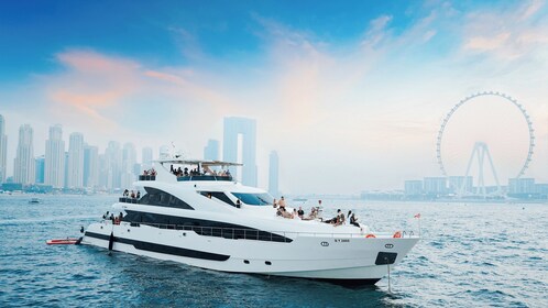 Expérience sur un super yacht dans le port de Dubaï, avec une station de ra...