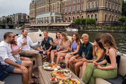 Ámsterdam: crucero privado con bebidas ilimitadas por el canal y bebidas