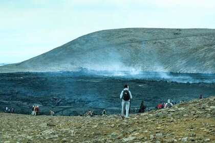 Volcano Tour on Reykjanes Peninsula Including Icelandic Snacks