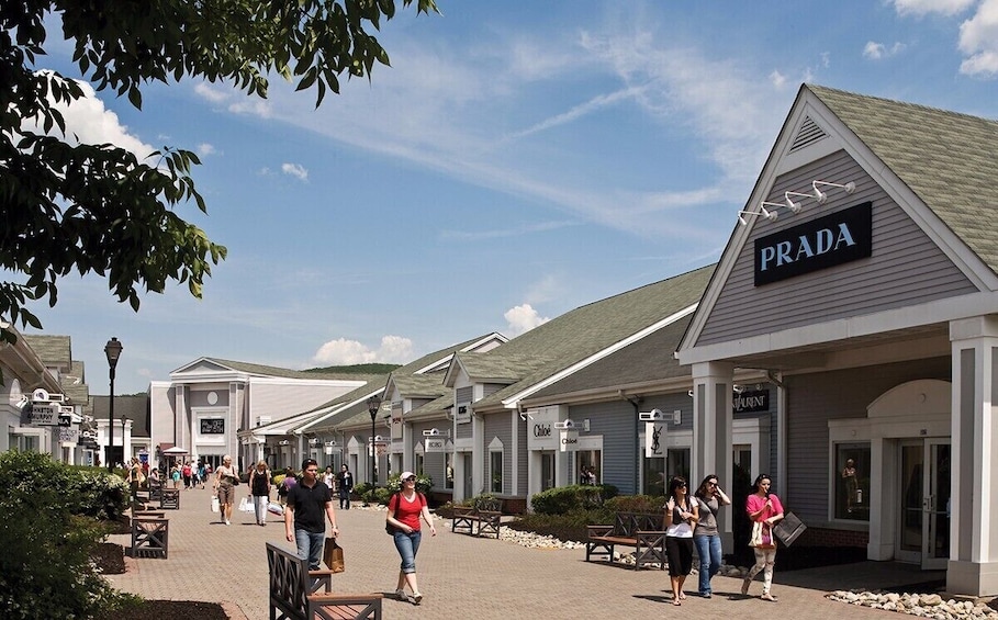 BEST Woodbury Outlets Shopping 1-Day Tour from New York