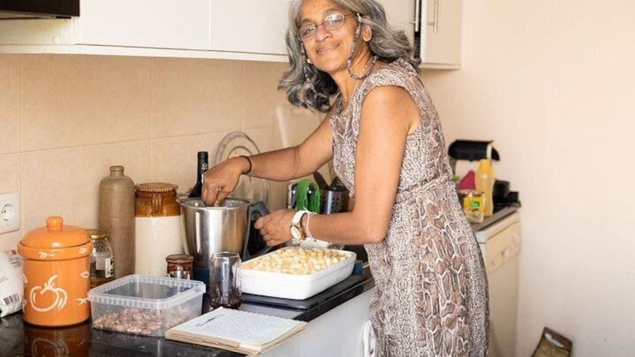 Private Portuguese Dining Experience with a Local in her Home near Lisbon
