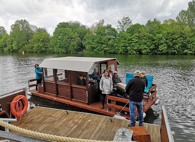 Stuttgart: Private Neckar River Raft Cruise with Grilling