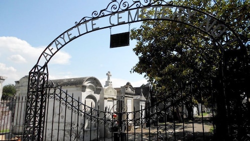 Garden District Walking Tour With Lafayette Cemetery New Orleans