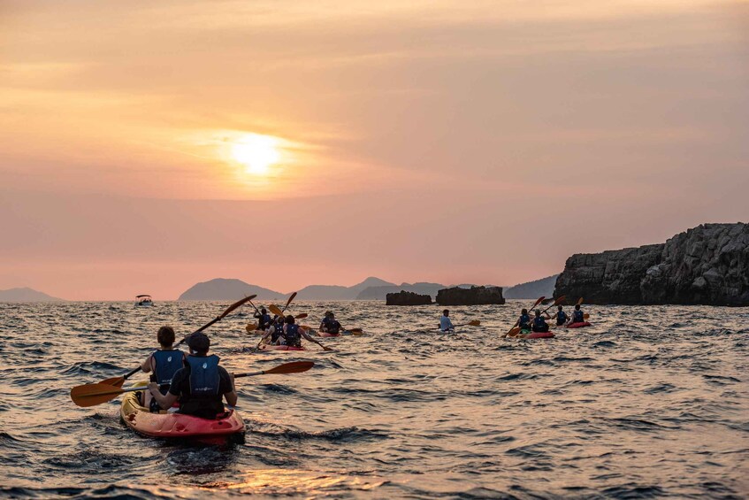 Dubrovnik: Sunset Sea Kayaking Tour with Fruit Snack & Wine