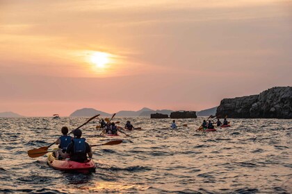 Dubrovnik: Tour in kayak al tramonto con spuntino di frutta e vino