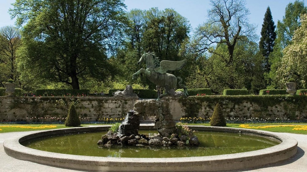 Foto 3 von 5 laden Fountain in Salzburg