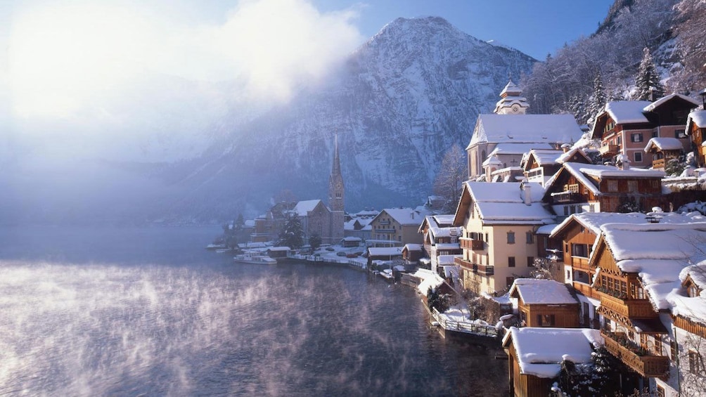 Foto 5 von 5 laden Snow covered buildings in Hallstatt, Austria