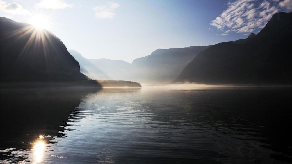 Foto 2 von 5 laden Serene lake view from Hallstatt