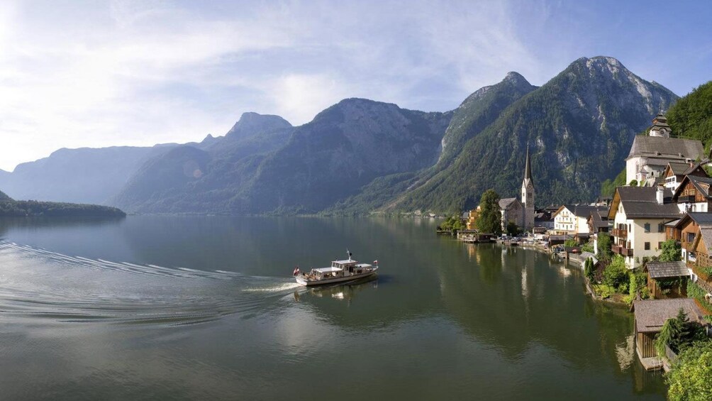 Foto 4 von 5 laden River boat en route to Hallstatt, Austria