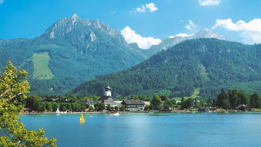 Foto 3 von 3 laden Town on a Lake in the Bavarian Alps