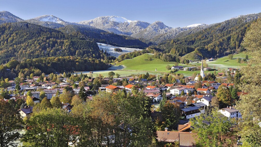 Foto 4 von 5 laden Hilltop view of Bavarian Alps and Salzburg