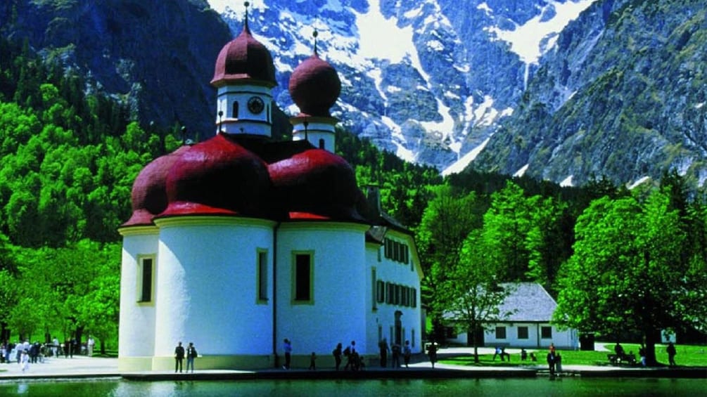 Foto 1 von 5 laden Structure on a lake in the Bavarian Alps