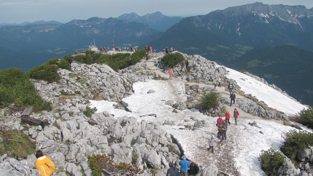 Foto 2 von 5 laden People walk on a glacier of the Bavarian Alps