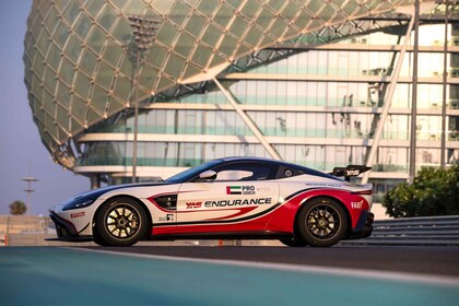 Giro passeggeri Aston Martin GT4 sul circuito di Yas Marina