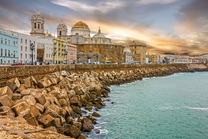 Cádiz: Excursión a pie Misterios y Crímenes con Recuerdo