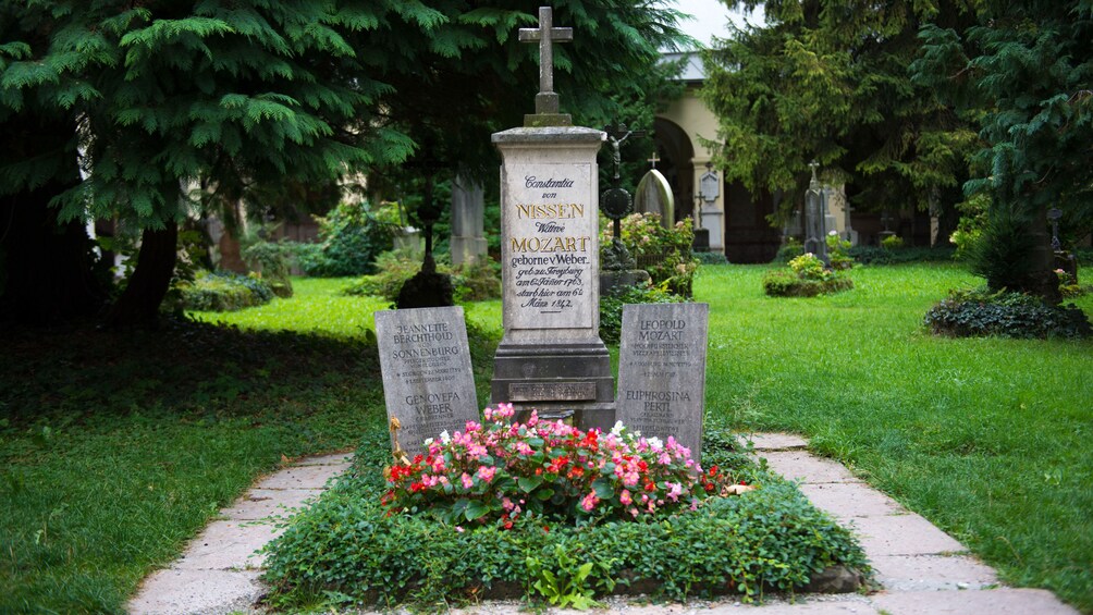 Foto 4 von 5 laden Mozart family grave site in Salzburg