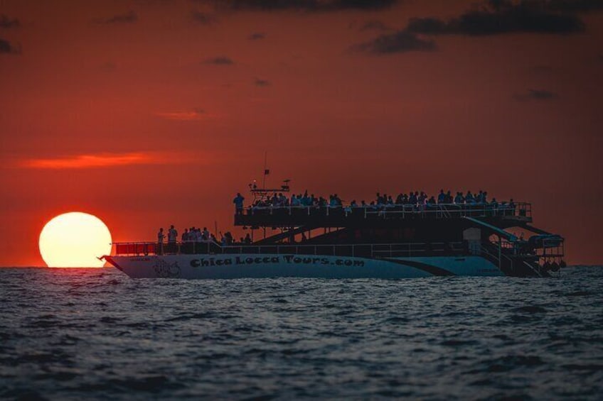 Unforgettable sunsets aboard our newest Yacht La ChicaLimo